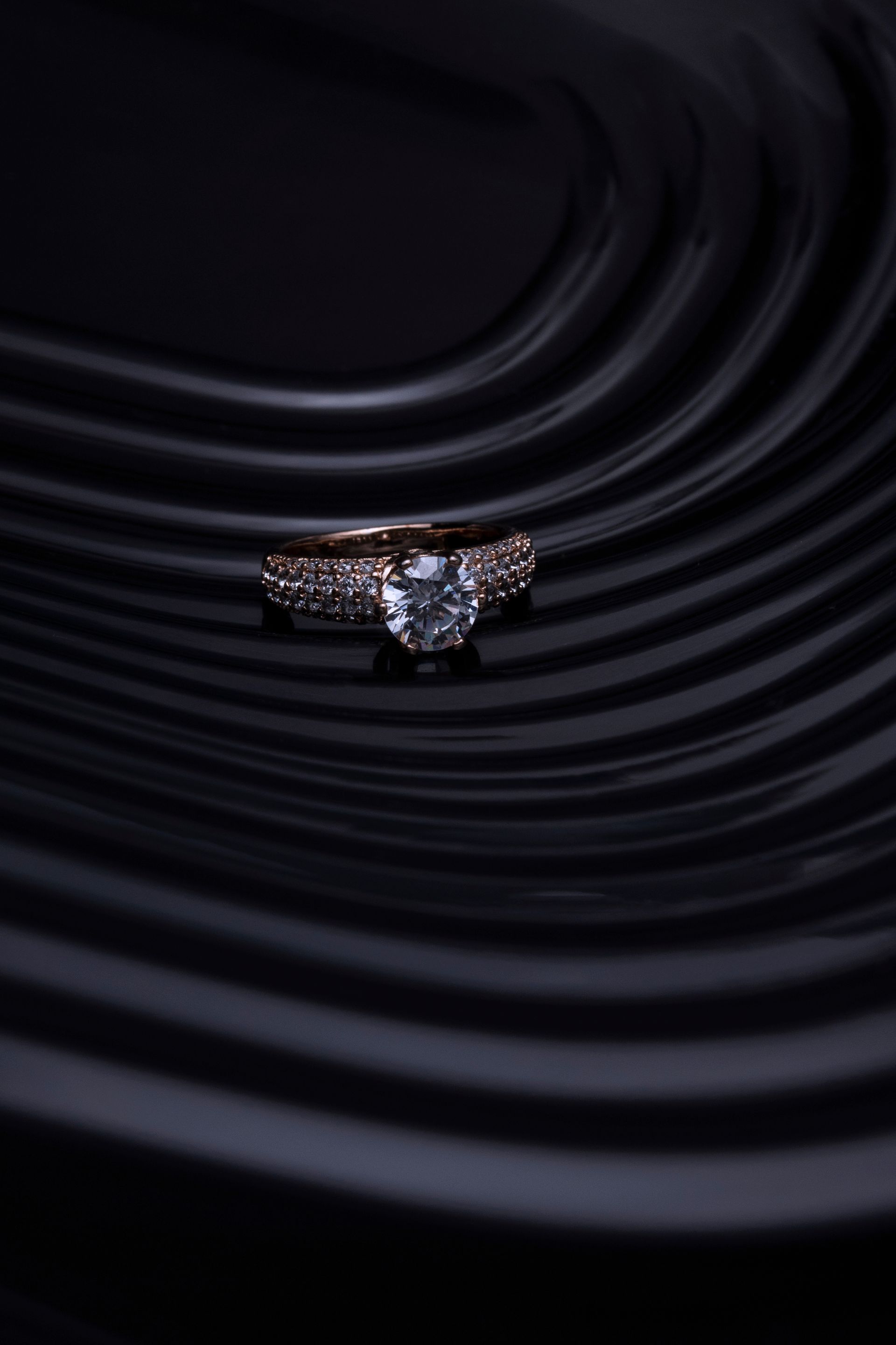 3d render of a yellow gold diamond ring used to illustrate rendering costs